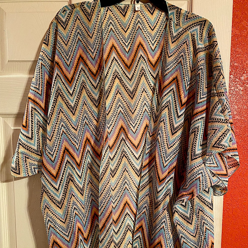 Super cute and flowing thin cardigan. It’s multi colored and in a size L/XL